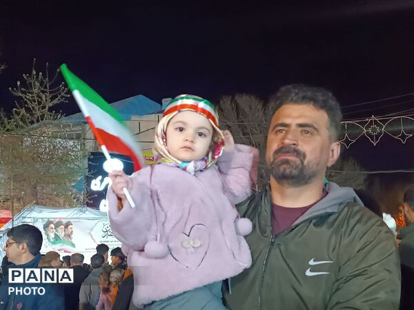 حضور دانش‌آموزان و نوجوانان در راهپیمایی شبانه اردبیل