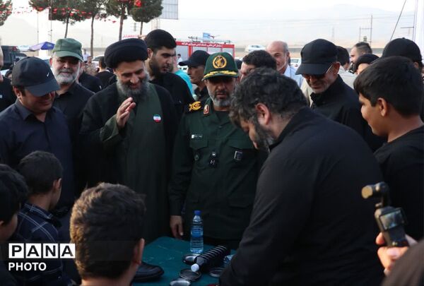 همدلی مسئولان و خادمان در خدمت به زائران رهبر شهید