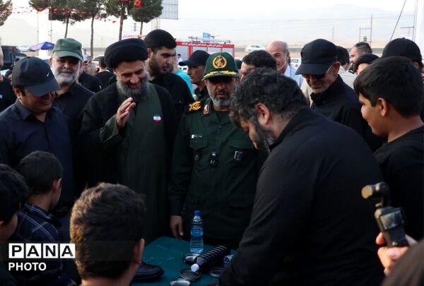 همدلی مسئولان و خادمان در خدمت به زائران رهبر شهید