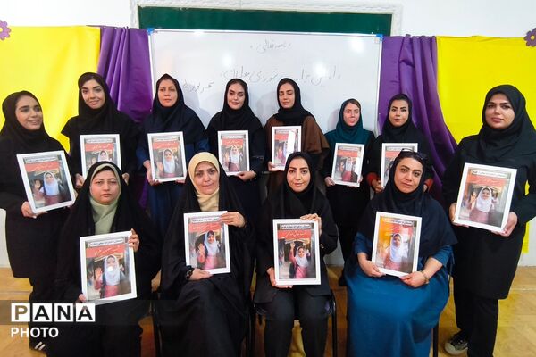 قاب‌های شهدای میناب بر درِ کلاس‌ها؛ عهد معلمان مدرسه باغچه‌بان در آغاز سال تحصیلی