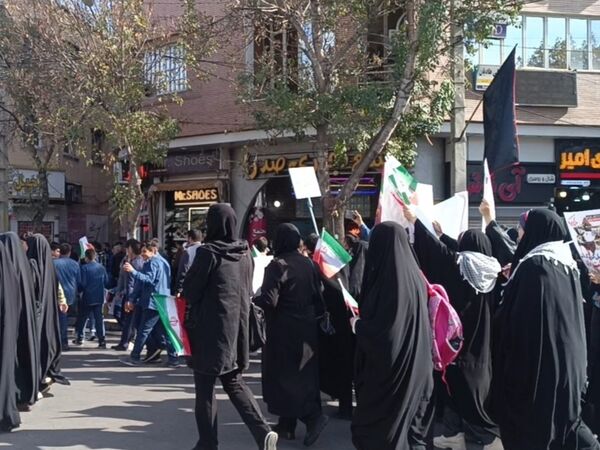 حضور پرشور دانش‌آموزان دبیرستان هیئت امنایی معراج اردبیل در راهپیمایی روز ۱۳ آبان ماه