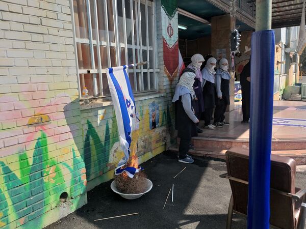 نواختن زنگ مقاومت و ایثار و اجرای پویش تکثیر سنوار در دبستان دخترانه شاهد تجلی منطقه 4 
