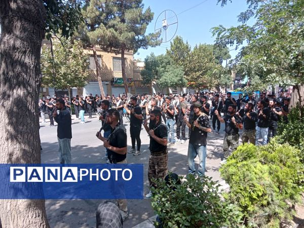 عزاداری ظهر  عاشورا در خیابان‌های شهر نیشابور 