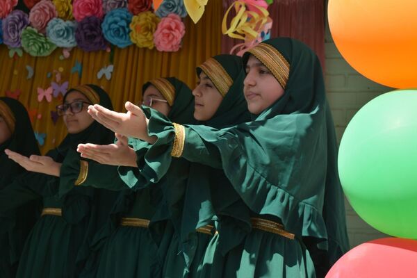 جشن عاطفه‌ها؛ لبریز از مهربانی در دبستان دخترانه قدر بهارستان ۲