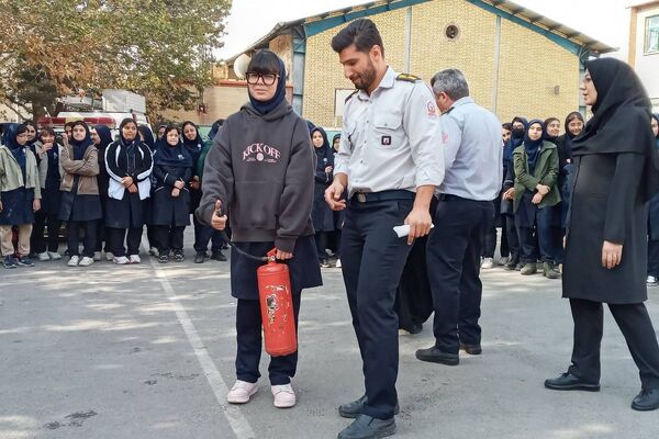 حضور‌ آتش نشانان شهر قدس در دبیرستان فرزانگان