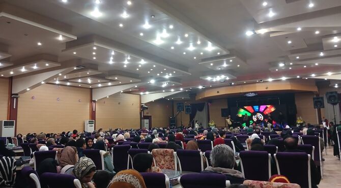 نیم‌ور غرق در شادی میلاد نخستین امام شیعیان