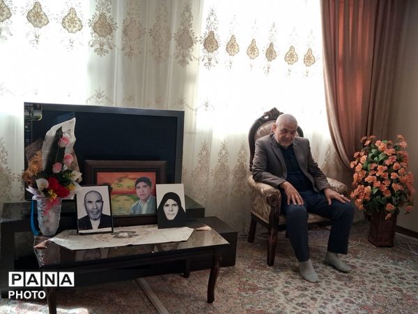 دیدار مدیر آموزش و پرورش ناحیه پنج مشهد با برادر شهید خیرزاده