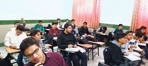 کلاس های تقویتی در دبیرستان نمونه آیت‌الله خامنه ای