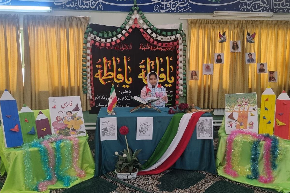 دانش‌آموزان با پرچم یا زهرا بر استکبار تاختند