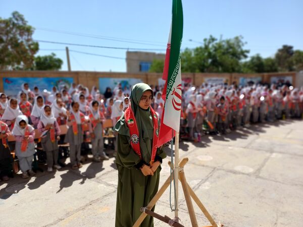 نواختن زنگ سپاس معلم در دبستان دخترانه شاهد نرگس