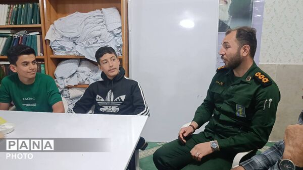 پاتوق پسرانه نوجوان مبارز در آشخانه