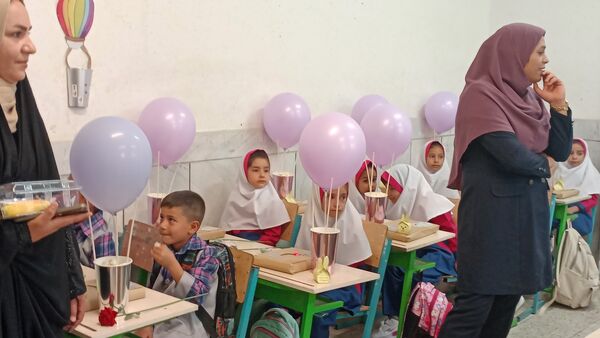 شکوفه‌های مهر در مارکده؛ دبستان سردار سلیمانی میزبان جشن جوانه‌ها