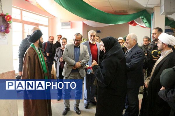 نواختن زنگ انقلاب در مدرسه فاطمه الزهرا(س) فیروزکوه