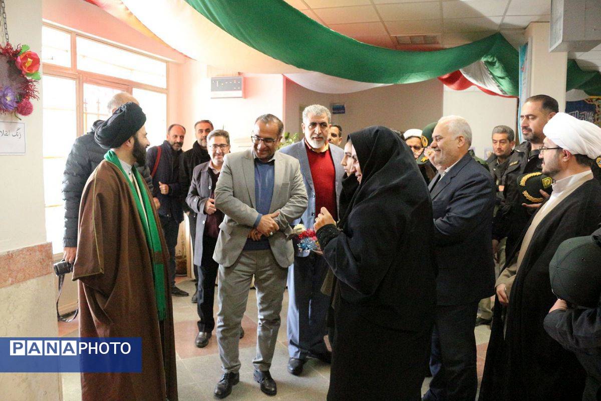 نواختن زنگ انقلاب در مدرسه فاطمه الزهرا(س) فیروزکوه