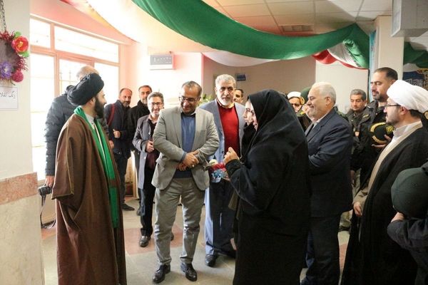 نواختن زنگ انقلاب در مدرسه فاطمه الزهرا(س) فیروزکوه