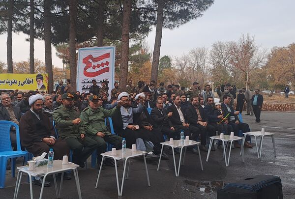 غبارروبی مزار شهدا در نیشابور 