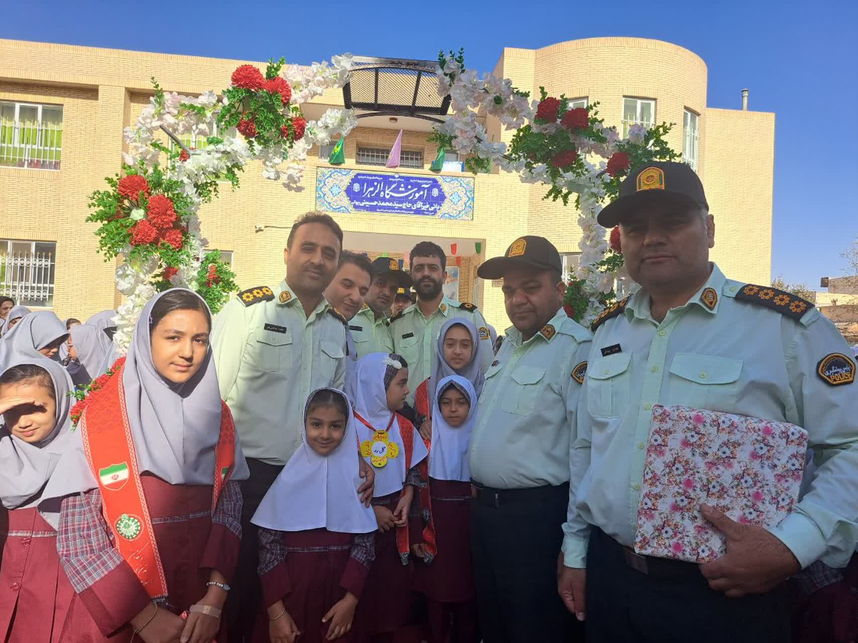 تجلیل از پدران ارتشی در دبستان دخترانه الزهرا به‌مناسبت هفته نیروی انتظامی