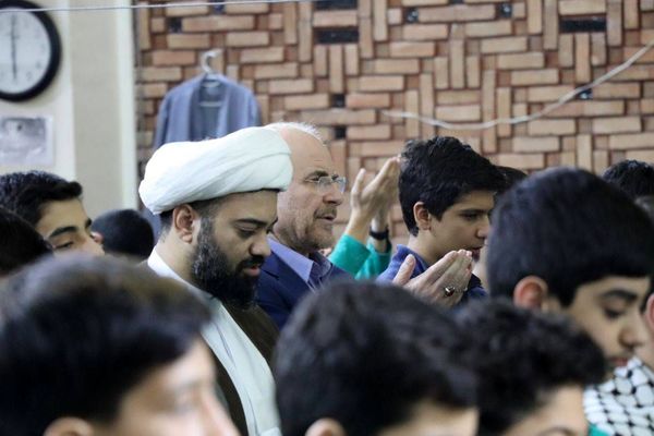 حضور رئیس مجلس شورای اسلامی در بین نوجوانان معتکف
