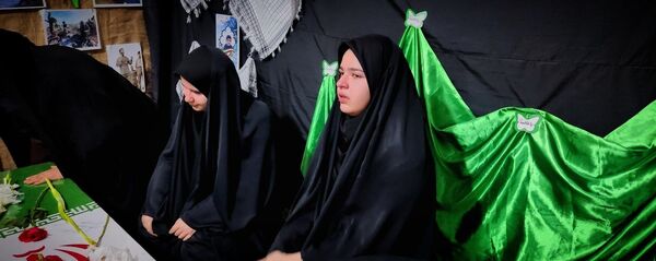 استقبال دانش‌آموزان دبیرستان شهید برقعی 2 قم از یک لاله فاطمی