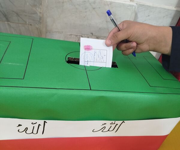 پانتخابات انجمن ورزشی در مدرسه حضرت سکینه (س)