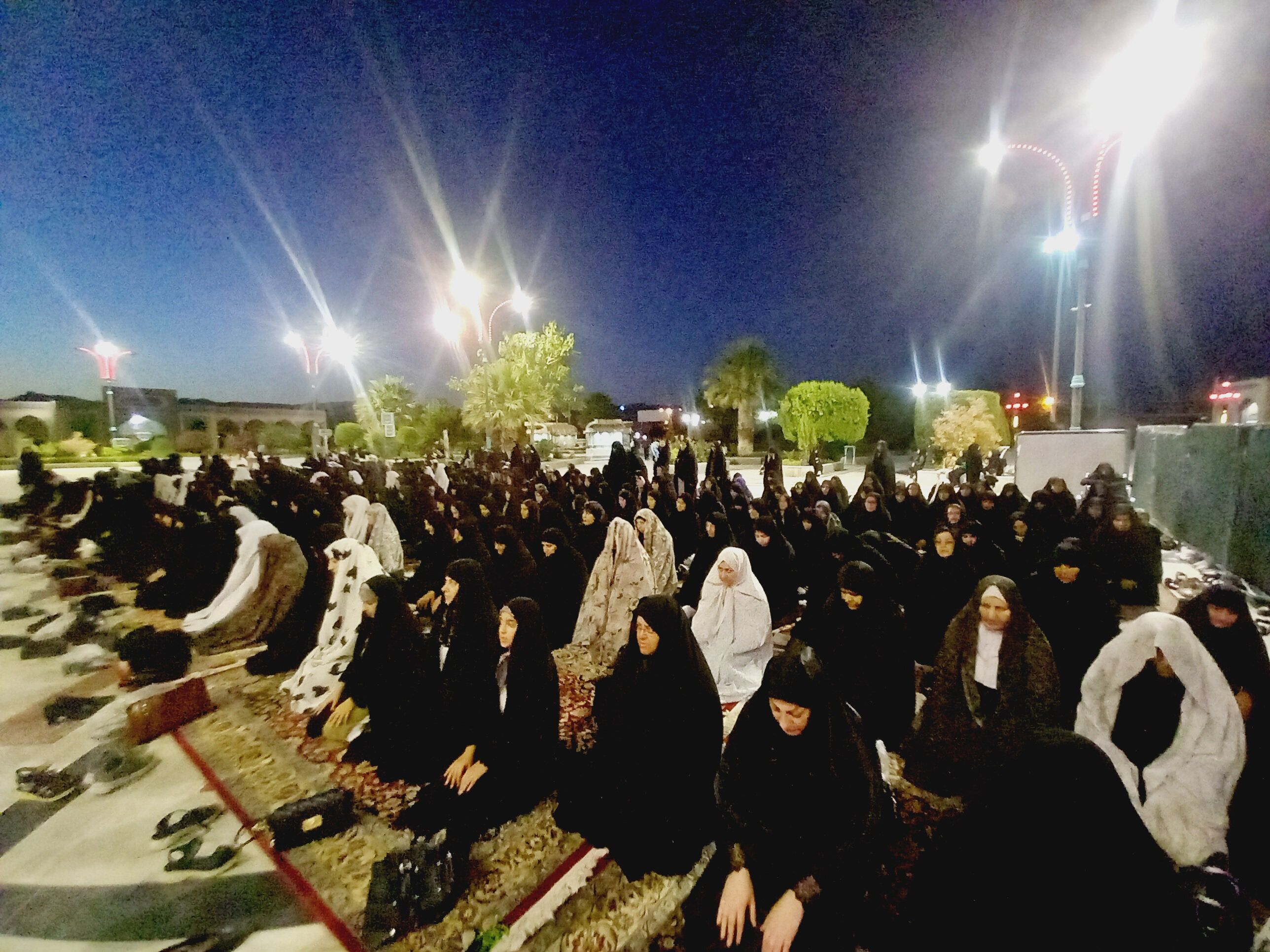 برپایی نماز جماعت در آرامگاه شهید مدرس 