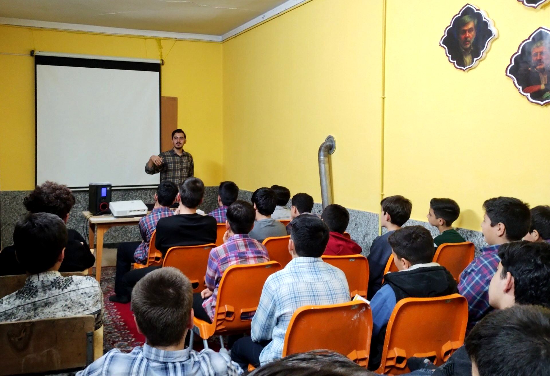 دانش‌آموزان معماران تحول در جامعه می‌شوند