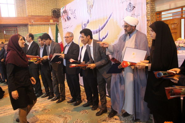 آیین سپاس معلم در دبستان دخترانه شهید باهنر بوشهر