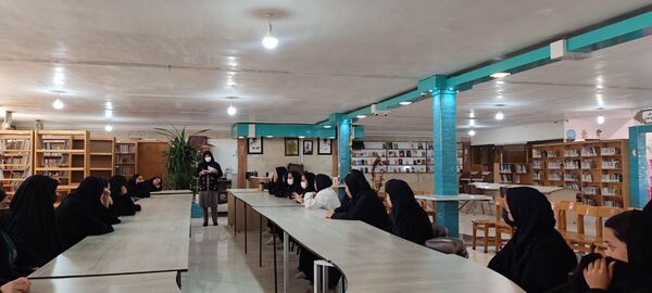 بازدید دانش‌آموزان دبیرستان امام حسین‌(ع) دوره دوم از کتابخانه عمومی شهر