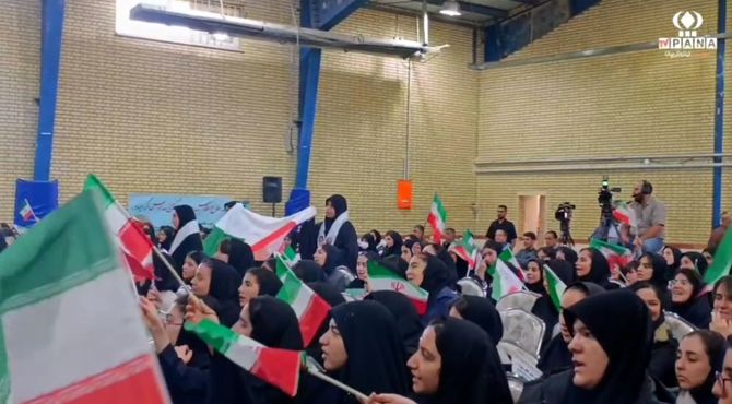 هم‌خوانی سرود ای ایران توسط دختران زنجانی