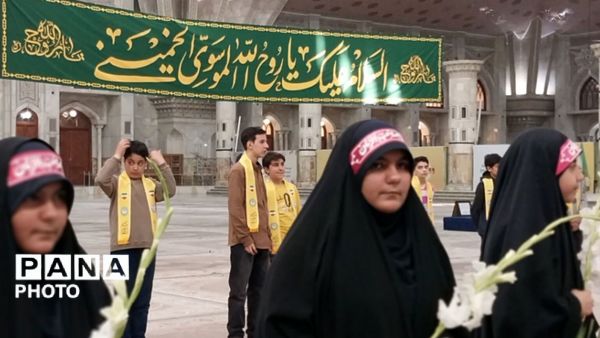 اجرای همگانی سرود «ایرانمون» توسط دانش‌آموزان البرزی در حرم امام خمینی (ره) و بهشت زهرا (س)