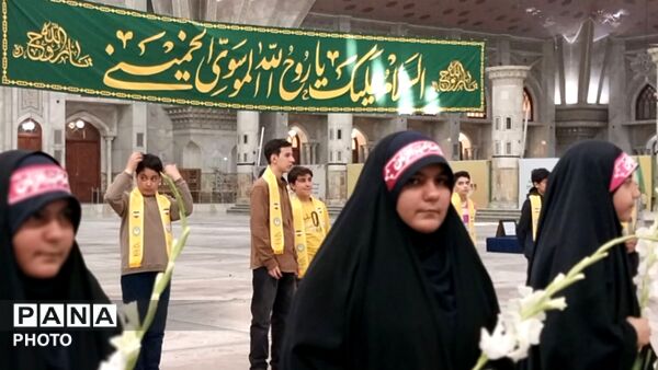 اجرای همگانی سرود «ایرانمون» توسط دانش‌آموزان البرزی در حرم امام خمینی (ره) و بهشت زهرا (س)