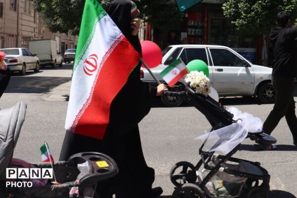 حرکت نمادین کالسکه‌های آذین‌بسته در اسلامشهر