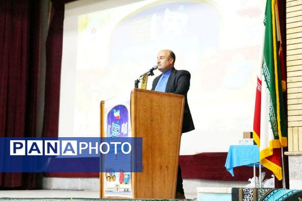 تجلیل از برگزیدگان دانش‌آموزی مسابقات فرهنگی و هنری جشنواره هما شهرستان دشتستان 