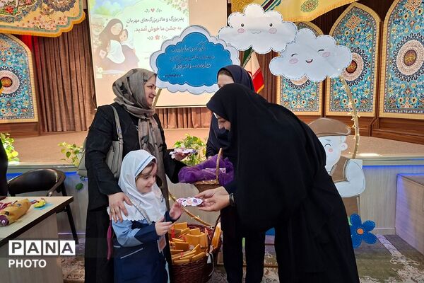 حضور پدر بزرگ‌ها و مادر بزرگ‌ها در کودکستان حکمت نبوی ناحیه دو شهرری 