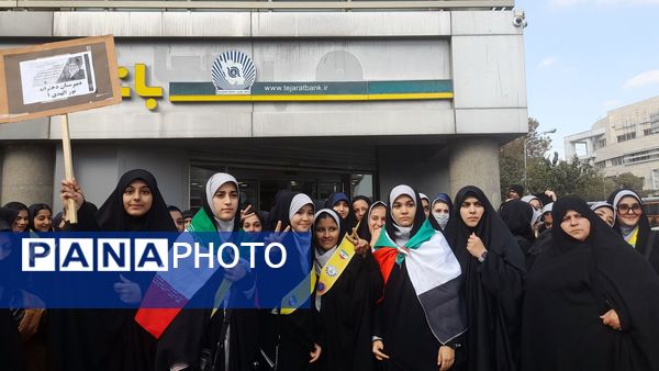 حضور پرشور دانش آموزان مشهد مقدس در راهپیمایی یوم‌الله ۱۳ آبان 