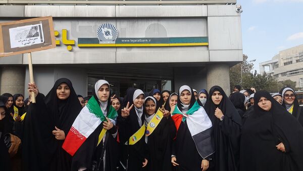 حضور پرشور دانش آموزان مشهد مقدس در راهپیمایی یوم‌الله ۱۳ آبان 