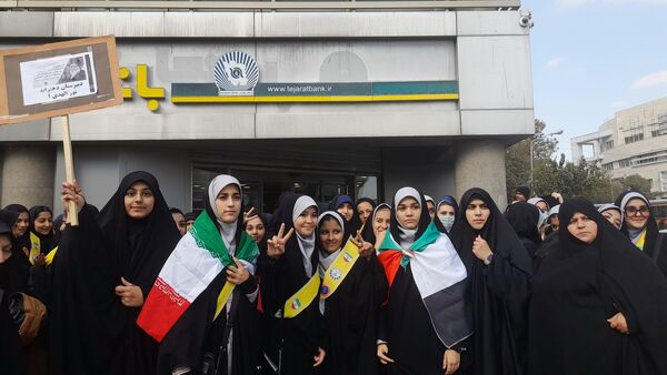 حضور پرشور دانش آموزان مشهد مقدس در راهپیمایی یوم‌الله ۱۳ آبان 