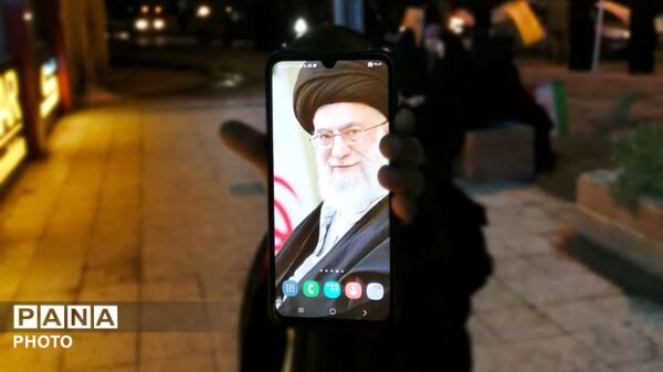 حضور پرشور مردم در تجمع انقلابی، صحنه‌ای از همبستگی و ایستادگی