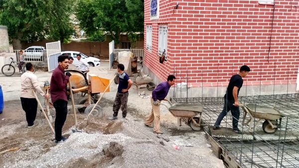 آغاز بتن‌ریزی مدرسه شهید ذوالفقاری در روستای احمد آباد