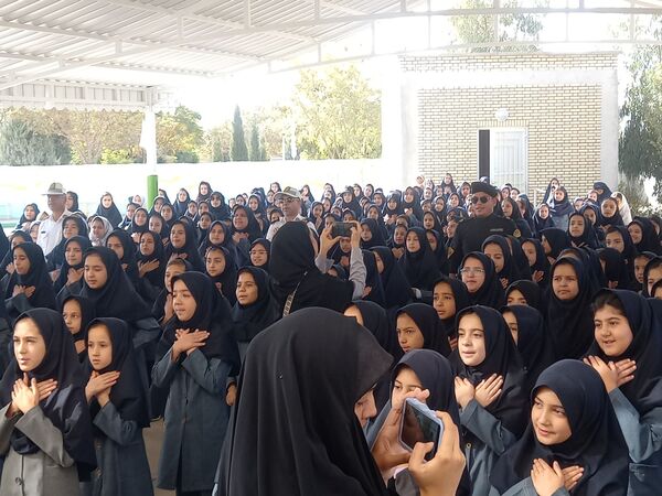 گرامیداشت هفته نیروی انتظامی در دبستان فرهنگ فرازمند