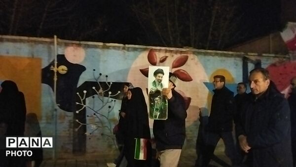 اجتماع خانوادگی فرهنگیان نیشابور در خیابان امام خمینی 