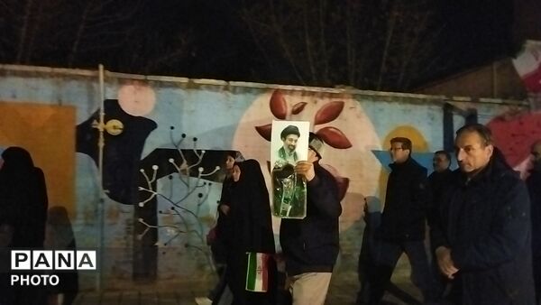 اجتماع خانوادگی فرهنگیان نیشابور در خیابان امام خمینی 