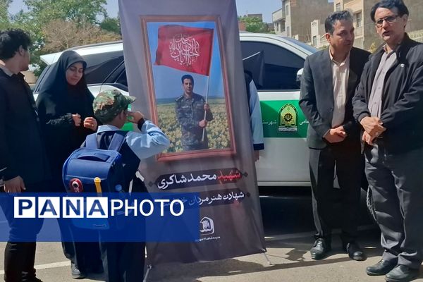 فرزند شهید این بار به گونه ای دگر راهی مدرسه شد