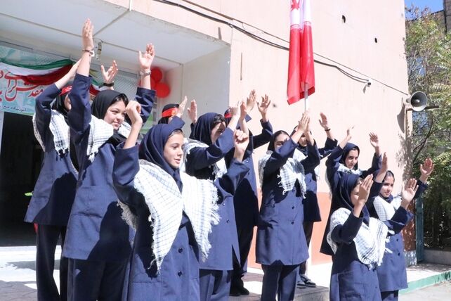 مراسم هفته دفاع مقدس با شروع سال تحصیلی جدید در بهارستان‌دو