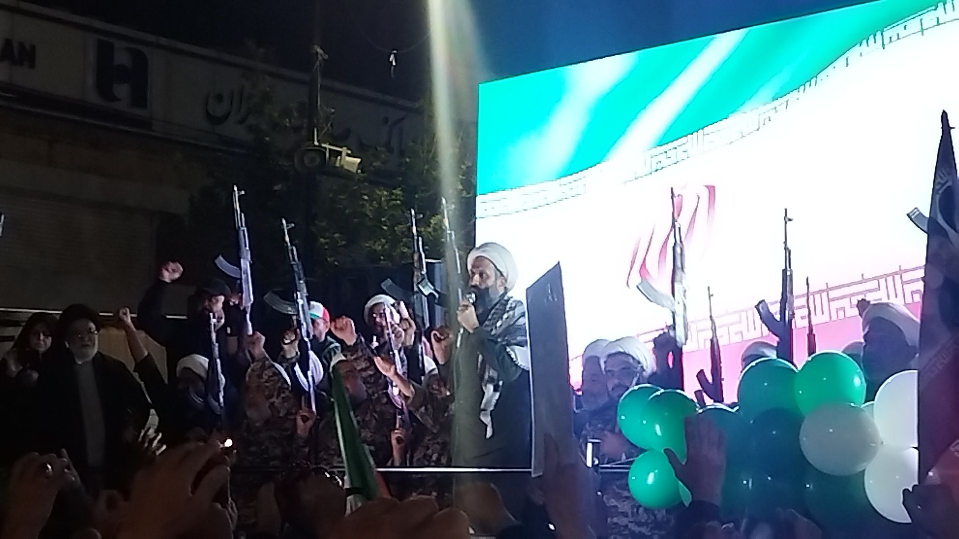برای پنجاه و یکمین شب حسینیه امام شاهد حماسه مردم شد 