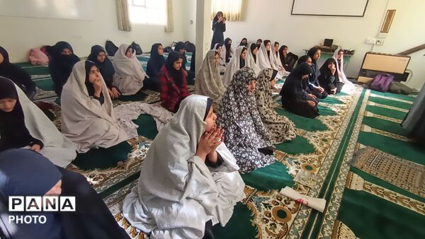 اجلاسیه نماز در دبیرستان کوثر فرهنگیان