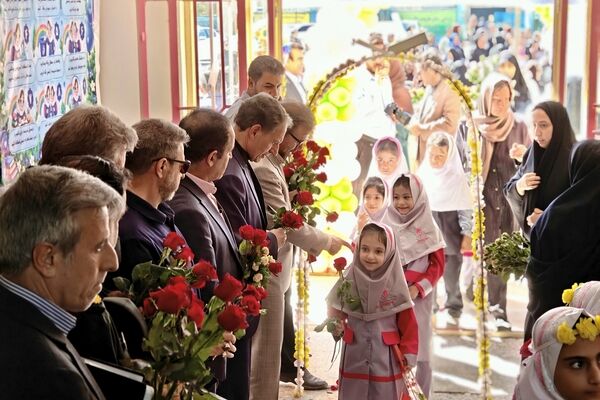 مدارس کرمانشاه با جشن شکوفه‌ها و جوانه‌ها به استقبال سال تحصیلی رفتند