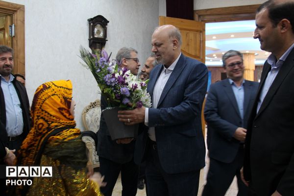 تجلیل از معلمان نمونه ناحیه ۵ تبریز با حضور رئیس کمیسیون آموزش مجلس