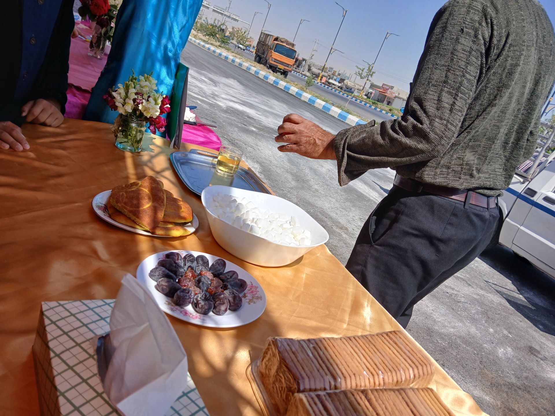 همکاری دانش آموزان خادمیار دبستان ضحی۲ با چایخانه دانش آموزی حضرت رضا(ع) شیروان