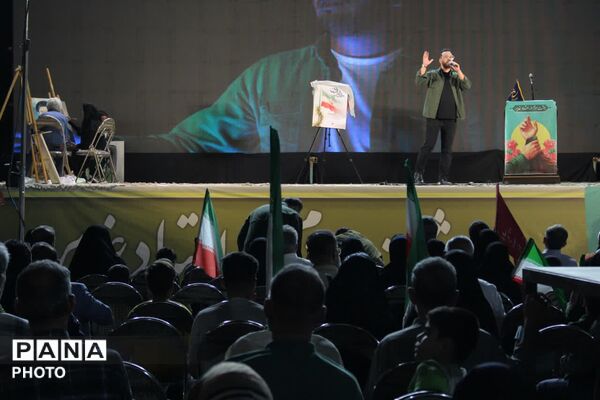 تجدید میثاق هنرمندان یزدی با آرمان‌های انقلاب در میدان امام حسین (ع)